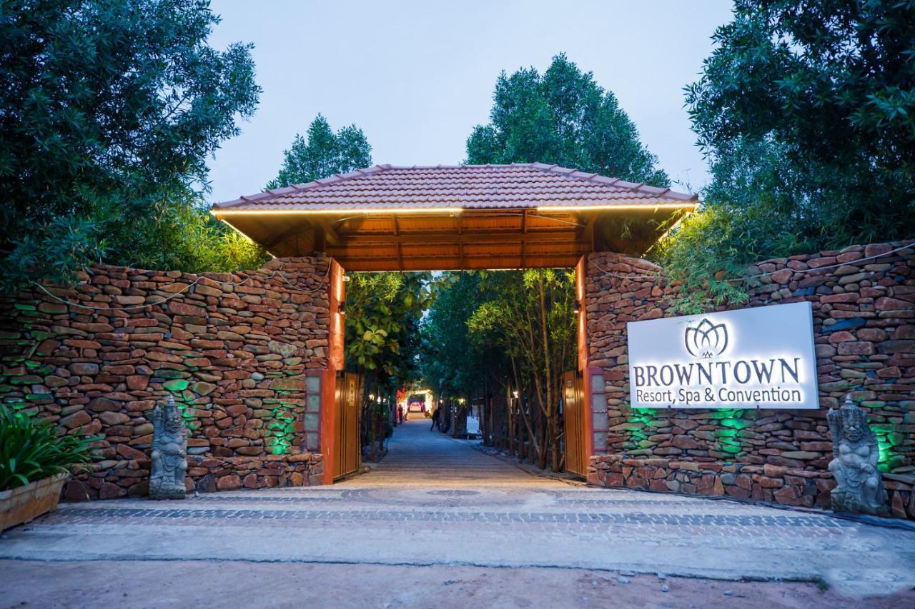Brown Town Resort & Spa Haïdarabad Extérieur photo