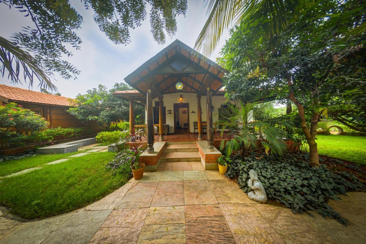 Brown Town Resort & Spa Haïdarabad Extérieur photo