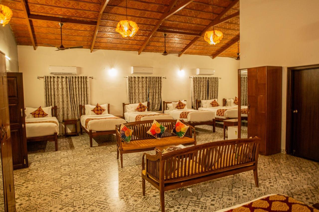 Brown Town Resort & Spa Haïdarabad Extérieur photo