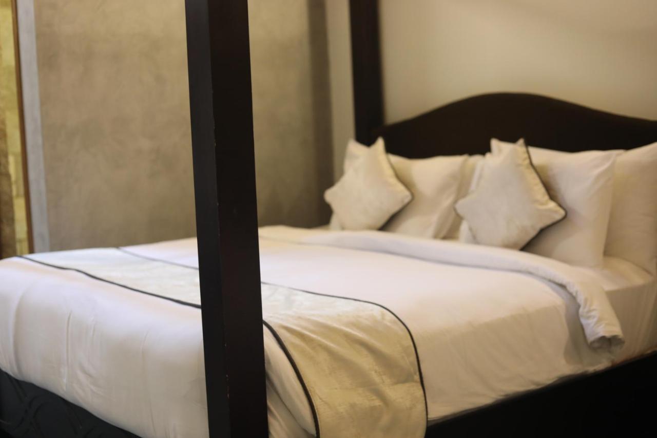 Brown Town Resort & Spa Haïdarabad Extérieur photo