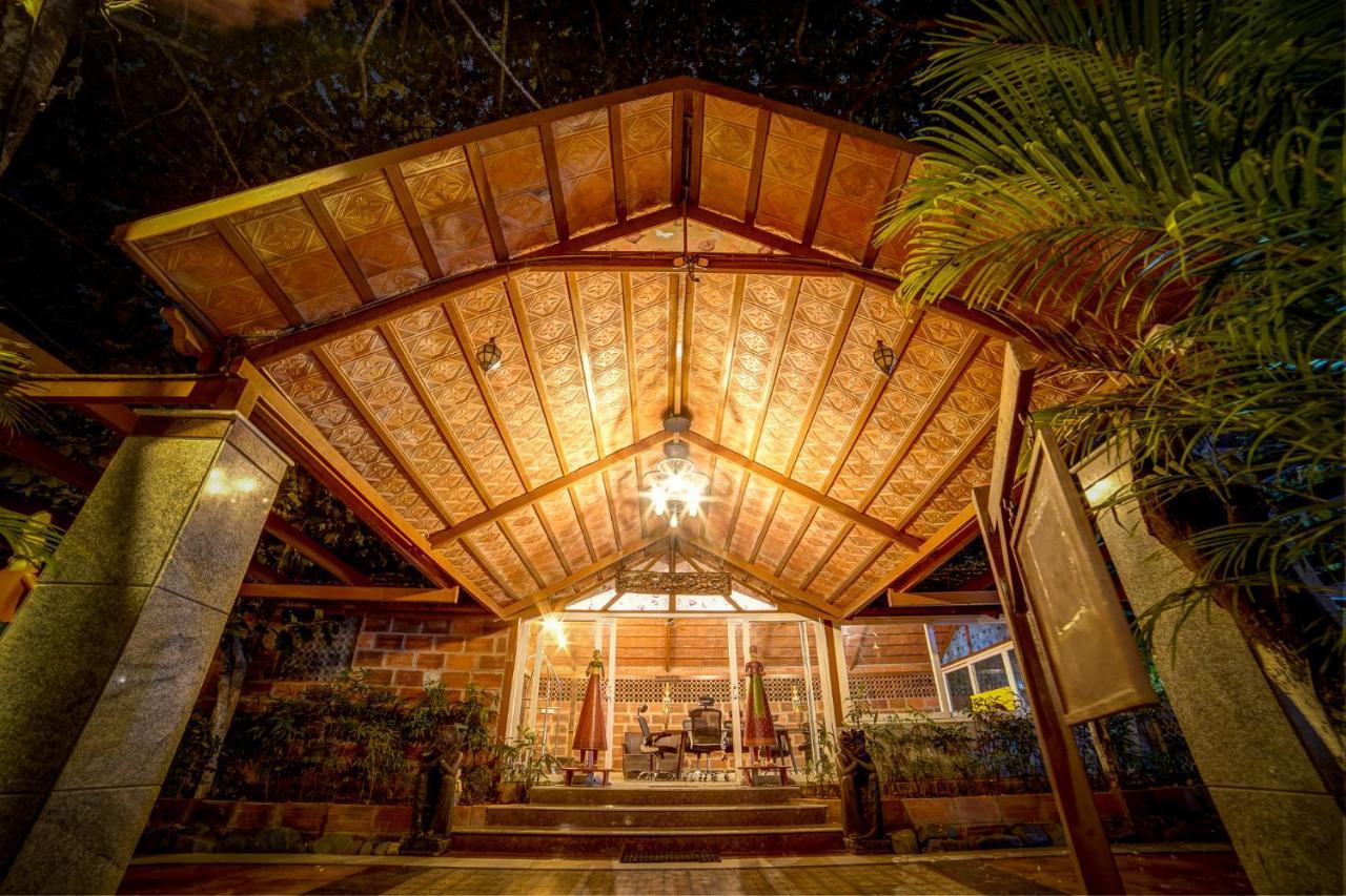 Brown Town Resort & Spa Haïdarabad Extérieur photo