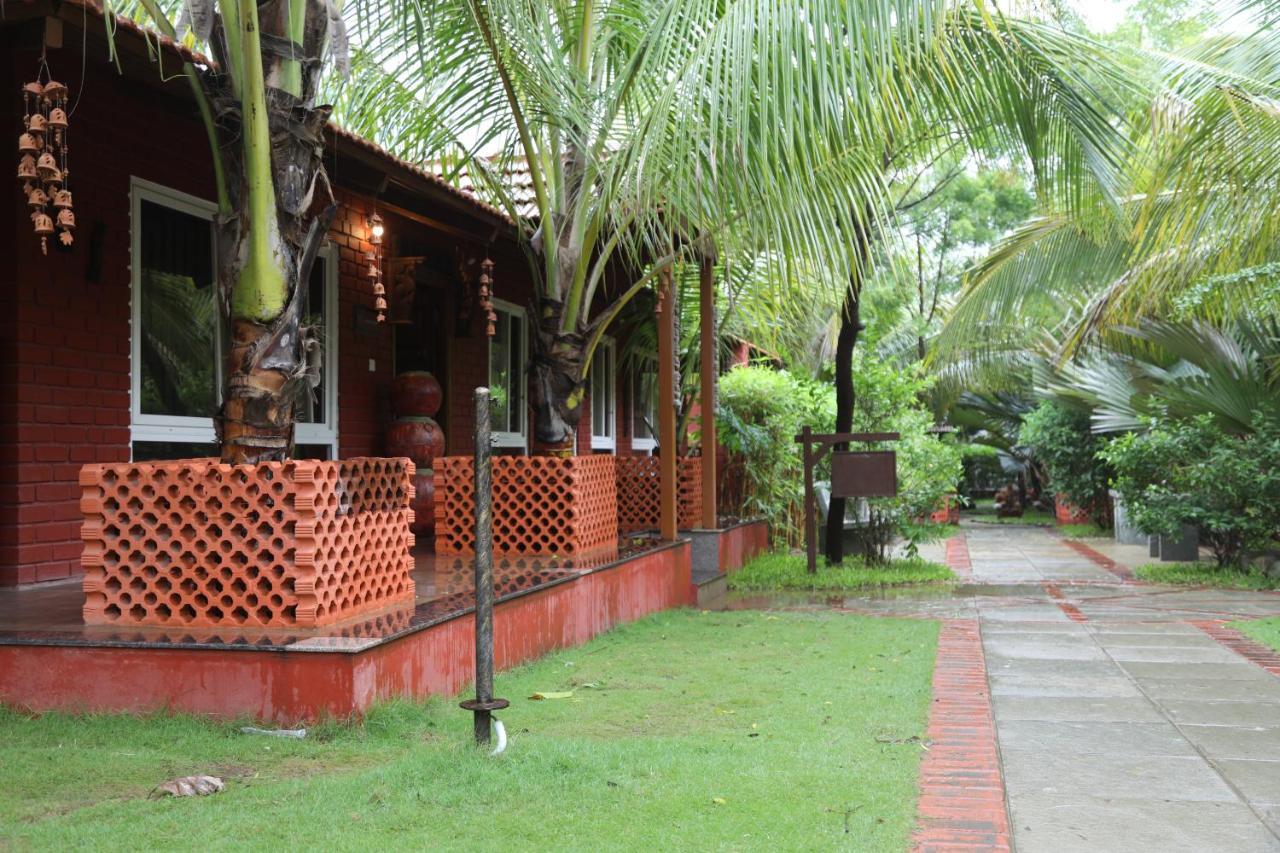 Brown Town Resort & Spa Haïdarabad Extérieur photo
