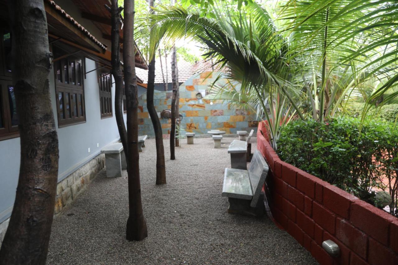 Brown Town Resort & Spa Haïdarabad Extérieur photo