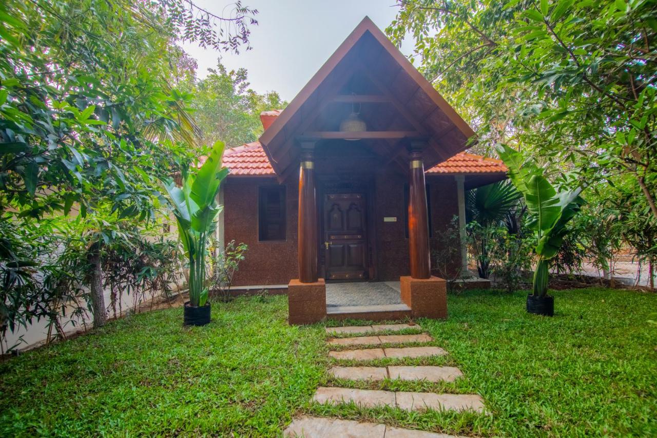 Brown Town Resort & Spa Haïdarabad Extérieur photo