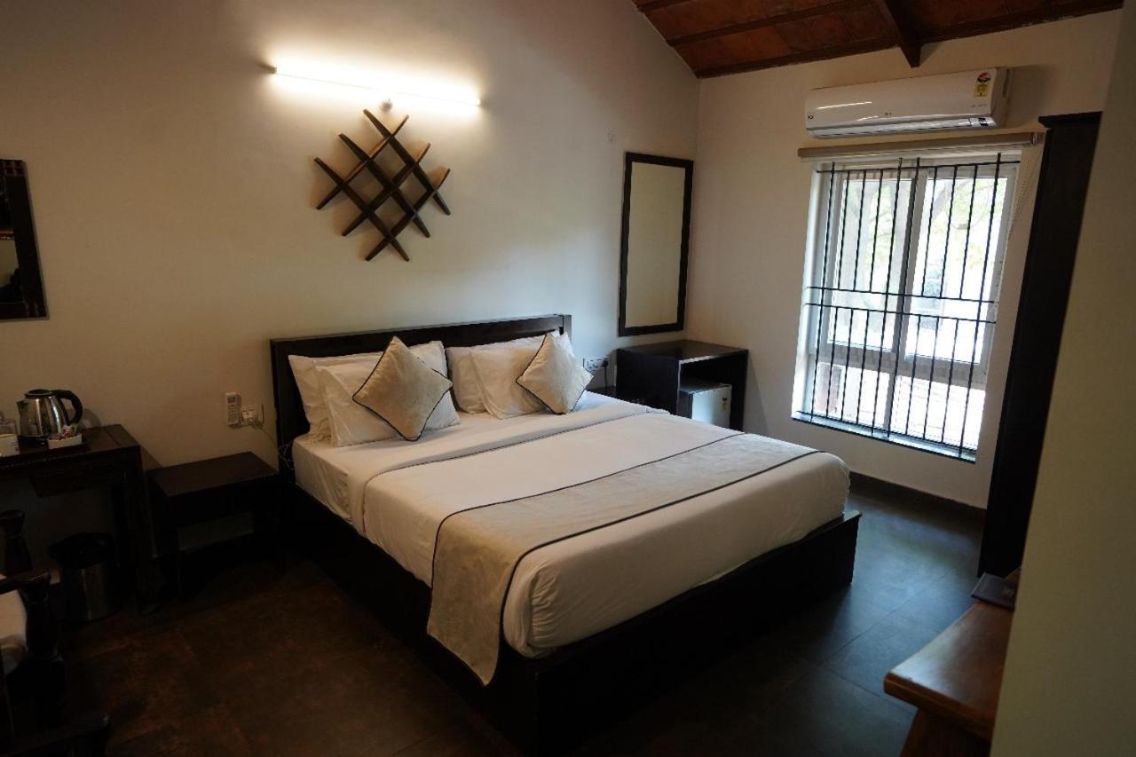 Brown Town Resort & Spa Haïdarabad Extérieur photo