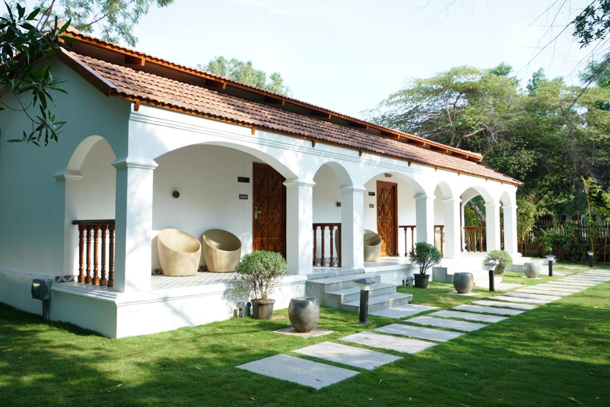 Brown Town Resort & Spa Haïdarabad Extérieur photo