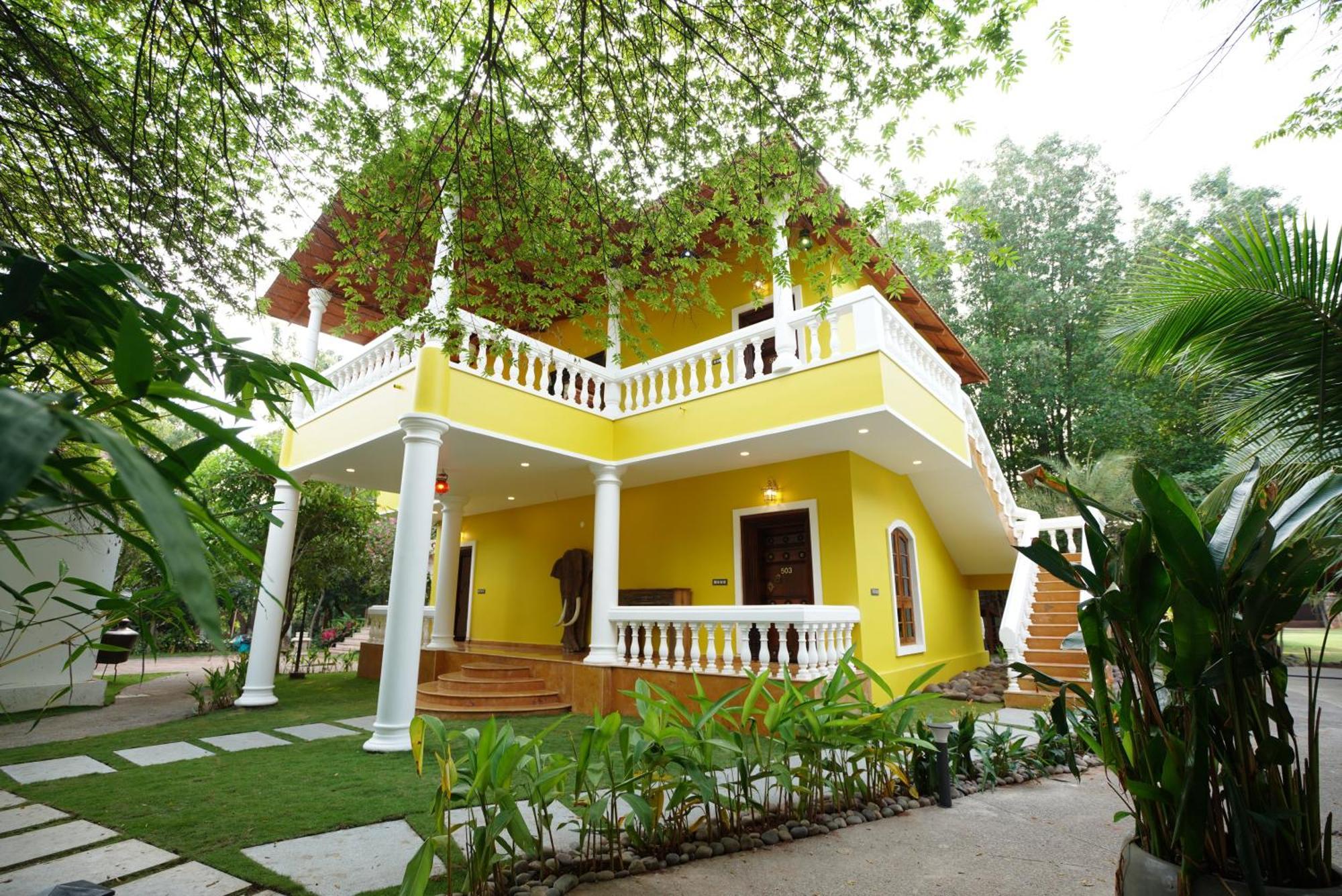 Brown Town Resort & Spa Haïdarabad Extérieur photo