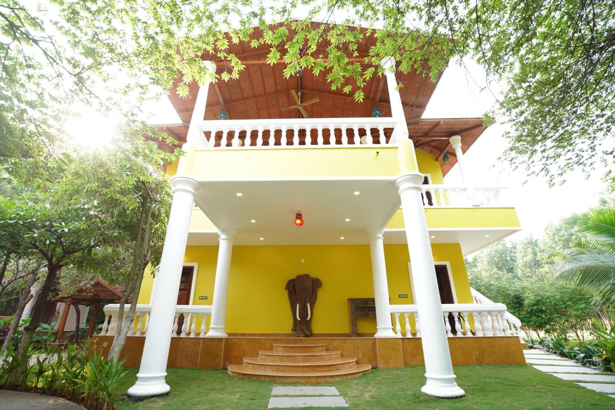 Brown Town Resort & Spa Haïdarabad Extérieur photo